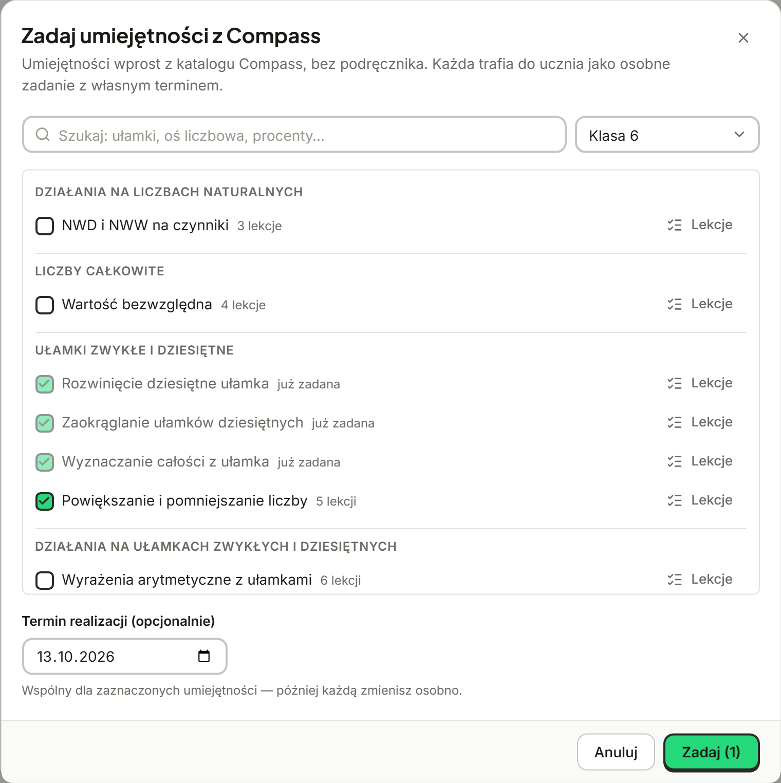 Okno „Zadaj umiejętności z Compass” w panelu korepetytora: wyszukiwarka, filtr klasy 6, katalog umiejętności według działów z liczbą lekcji, trzy już zadane, jedna zaznaczona, wspólny termin realizacji 13.10 i przycisk „Zadaj (1)”